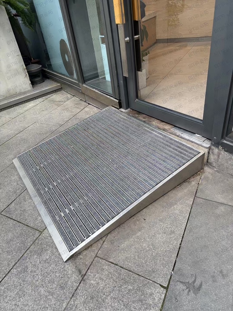 New professional solution for step and slope - aluminum entrance mat with sloped stainless base frame
