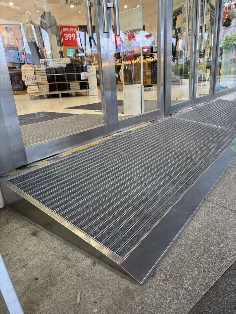 斜坡太高太陡，门口高低落差太大，如何解决？斜坡式不锈钢铝合金地垫完美解决。